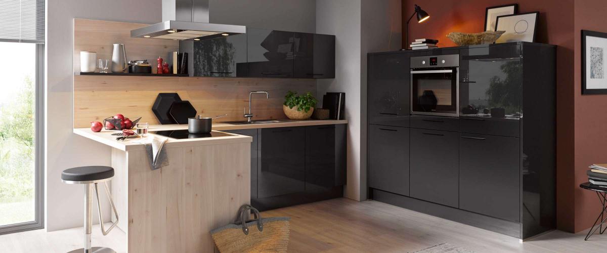 Einbauküche in schwarz & Holz