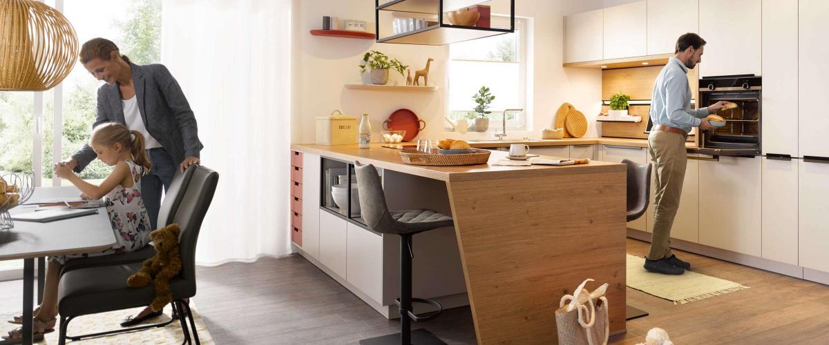Küche in weiß mit Arbeitsfläche in Holz